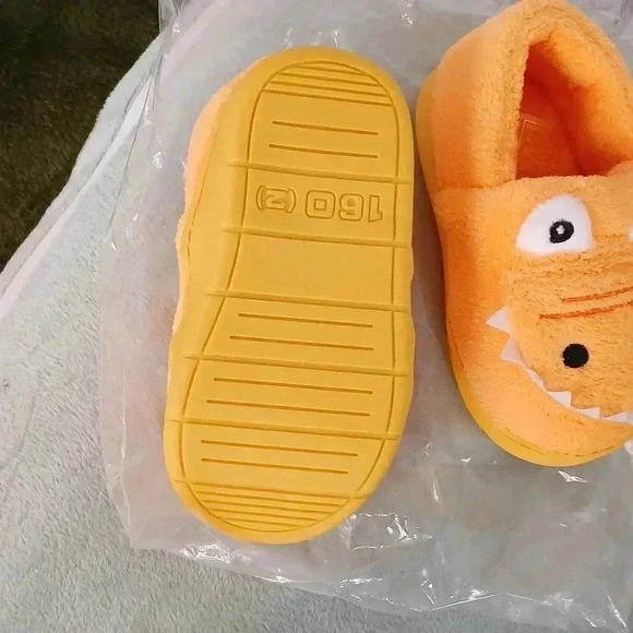 Toddler size 9 yellow cotton crocs...nwt - Picture 3 of 3